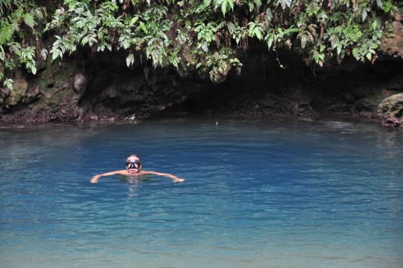 Mergulhando no pequeno cenote Blue Hole, ao sul de Belmopan, capital de Belize
